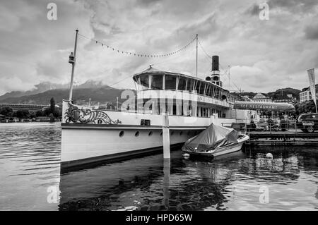 Lucerna, Svizzera - 24 Maggio 2016: MS " Wilhelm Tell', convertito battello a vapore, ora un ristorante statico sul Lago di Lucerna a Lucerna in Svizzera. B Foto Stock