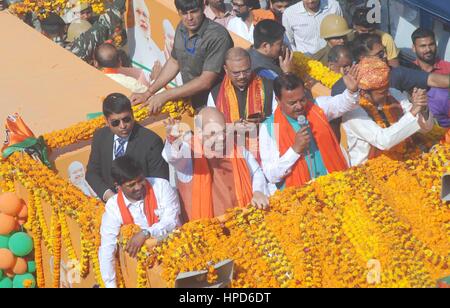 Di Allahabad, India. Xx Febbraio 2017. Bharatiya Janata Party (BJP) Presidente Amit Shah, leader del partito Keshav Prasad Maurya e BJP nazionale segretario generale Anil Jain durante un road show per la prossima Uttar Pradesh assemblea legislativa elezione. Credito: Prabhat Kumar Verma/Pacific Press/Alamy Live News Foto Stock