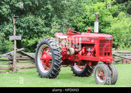 Il vecchio trattore rosso in Tennessee Foto Stock