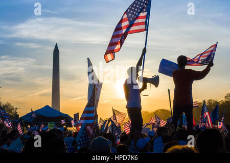 Protesta sul National Mall di Washington DC. Immigrato sventola bandiera tenendo un bullhorn nella pacifica marzo degli immigrati clandestini che protestavano nuova legge. Foto Stock