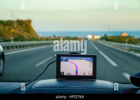 Satnav, Sat Nav o la navigazione satellitare GPS in auto. Regno Unito auto con satnav sul cruscotto Costa del Sol Spagna. Guardando verso il Mediterraneo. Foto Stock