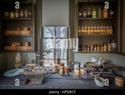 Farmacia vintage a Dallas, in Texas. Questo è il punto in cui il farmacista prepara i medicinali. Foto Stock