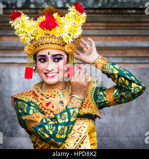 Tradizionalmente condita ballerino di danza Balinese. Foto Stock