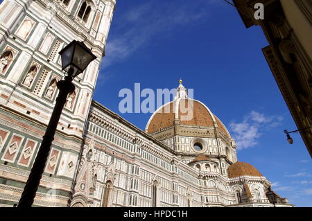 Cattedrale di Firenze (Duomo di Firenze) cupola contro un cielo blu - Un ampio angolo di visione con lampione e il Campanile di Giotto dettaglio - Toscana, Italia, Europa Foto Stock