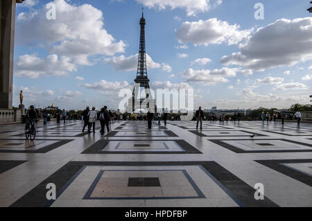 Visitatori guardano la Torre Eiffel dalla Esplanade du Trocadero Foto Stock