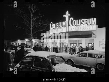 La folla fuori Washington Coliseum prima i Beatles show, Washington DC, 02/11/1964. Foto di Marion S. Trikosko. Foto Stock