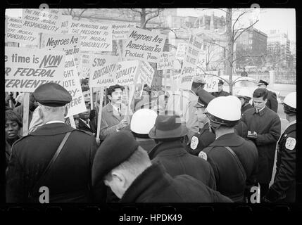 Dimostranti fuori la Casa Bianca protesta brutalità della polizia contro attivisti per i diritti civili in Selma, Alabama, Washington DC, 03/12/1965. Foto di Warren K Leffler Foto Stock