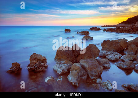 Castiglioncello destinazione di viaggio rock e il mare sul tramonto. Toscana, Italia, Europa. Esposizione lunga Foto Stock