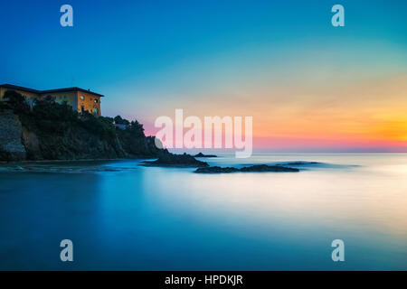 Castiglioncello destinazione di viaggio, vecchio edificio sulle rocce e mare sul tramonto. Toscana, Italia, Europa. Esposizione lunga Foto Stock