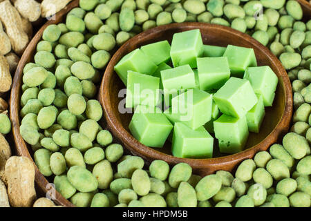 Grande festa verde wasabi arachidi, senza guscio arachidi e wasabi miscela di formaggio in stile orientale Foto Stock