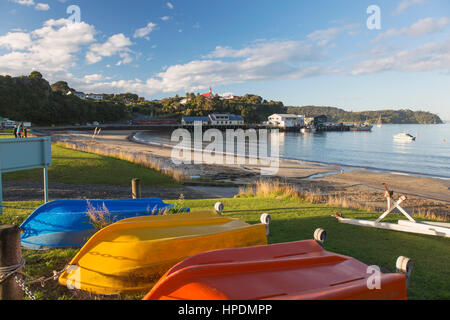 Oban, Isola Stewart, Southland, Nuova Zelanda. Colorate barche capovolta sulla riva di Halfmoon Bay. Foto Stock