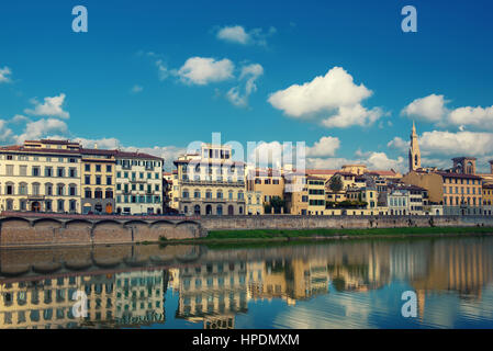 Argine del Fiume Arno vicino a Ponte Vecchio e la Galleria degli Uffizi, Firenze, Italia. Viaggio turistico all'aperto sullo sfondo. Foto Stock