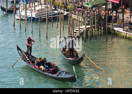 Gondolieri sono visti per il trasporto di passeggeri sul canal Grande a Venezia Foto Stock