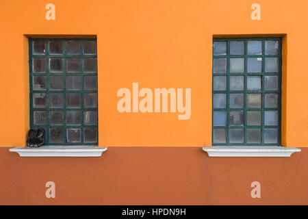 Pareti di case tradizionali in burano sono dipinte in colori vivaci Foto Stock