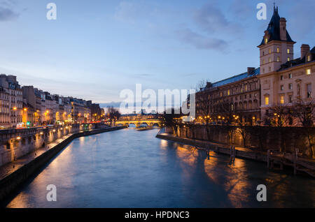 Parigi vista panoramica sulla Senna e Pont Neuf al crepuscolo Foto Stock