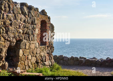 Parte di una parete di boulder a Hammershus antico castello rovina sulla bornholm, Danimarca, con il Mar Baltico in background Foto Stock