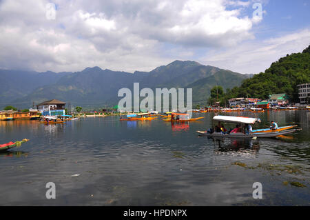 Un bel lago dal Kashmir, Shikara giro nel lago dal di Srinagar nella valle del Kashmir (Foto Copyright © di Saji Maramon) Foto Stock