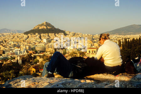Atene come si vede dall'Acropoli. In background Likavitos Hill, Atene, Grecia, Europa Foto Stock