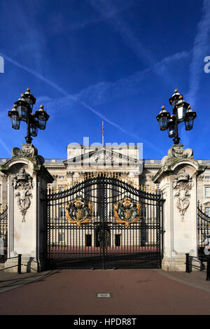 Vista estiva della facciata di Buckingham Palace, St James, London, England, Regno Unito Foto Stock