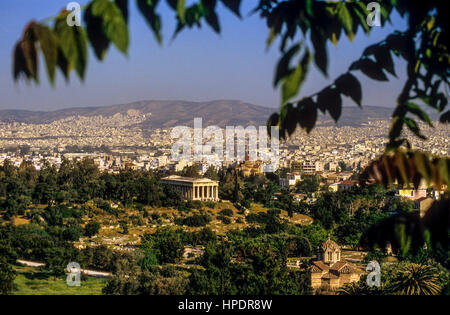 L'Agora e ad Atene in background . tempio di Thesseion in centro. A destra Agii Apostoli la Chiesa, Atene, Grecia, Europa Foto Stock