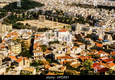 Atene e Tempio di Zeus Olimpio, come si vede dall'Acropoli di Atene, Grecia, Europa Foto Stock