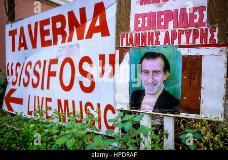 La Plaka district. Annuncio della tradizionale musica dal vivo, nella taverna Sissifos. In Mnisikleous 31, Atene, Grecia, Europa Foto Stock