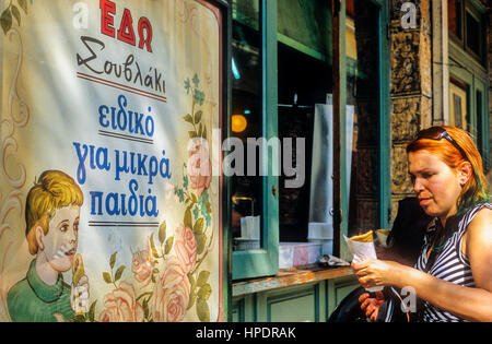 Spiros Bairaktaris ristorante. In piazza Monastiraki, 2. Ragazza di mangiare un soulaki, Atene, Grecia, Europa Foto Stock