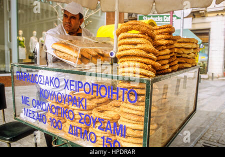 Stallo del koulouri il tradizionale pane greca, in calle Ermou, Atene, Grecia, Europa Foto Stock