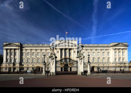 Vista estiva della facciata di Buckingham Palace, St James, London, England, Regno Unito Foto Stock