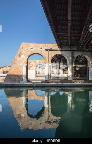 Il Phoenix è un lavoro impressionante dal cinese-born artist Xu Bing, installata nel bacino Gaggiandre allâ Arsenale Foto Stock