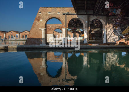 Il Phoenix è un lavoro impressionante dal cinese-born artist Xu Bing, installata nel bacino Gaggiandre allâ Arsenale Foto Stock