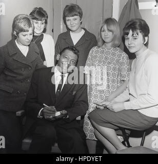 1964, storico, ottobre, musicista americano, cantante blues e famoso musicista di armonica Little Walter con fan femminili, Borough Assembly Hall, Aylesbury, Inghilterra, Regno Unito Foto Stock