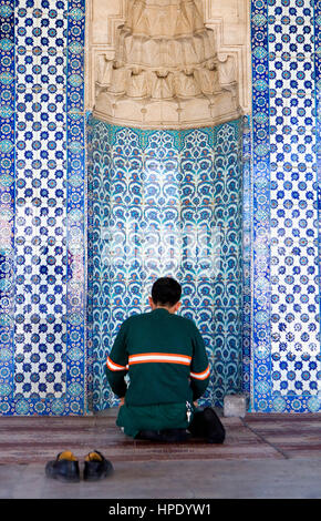 Pregando in Rusten Pasa moschea, Istanbul, Turchia Foto Stock
