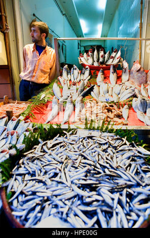 Negozio di pesce a Balik Pazari, Galatasaray mercato, vicino alla zona pedonale Istiklal Street nella zona di Beyoglu Istanbul, Turchia Foto Stock