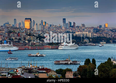 Lo stretto del Bosforo e il quartiere finanziario skyline, Istanbul. Turchia Foto Stock