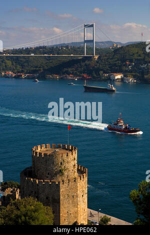 Rumeli Hisari fortezza e Fatih Sultan Mehmet, lo stretto del Bosforo, Istanbul, Turchia Foto Stock
