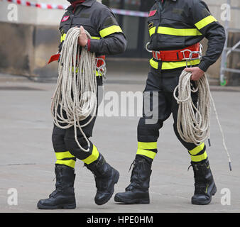 Due vigili del fuoco con una lunga corda durante l'operazione di salvataggio Foto Stock