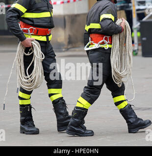 Due vigili del fuoco con una lunga corda durante l'operazione di salvataggio Foto Stock
