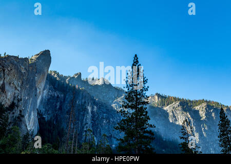 La Torre Pendente nel Parco Nazionale di Yosemite è una popolare destinazione per arrampicatori. Si trova ad ovest di, e adiacente al Bridalveil Fall, sul Foto Stock