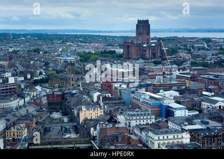 Skyline della citta'. A destra del Liverpool cattedrale anglicana e a sinistra San Lucas chiesa.Liverpool. In Inghilterra. Regno Unito Foto Stock
