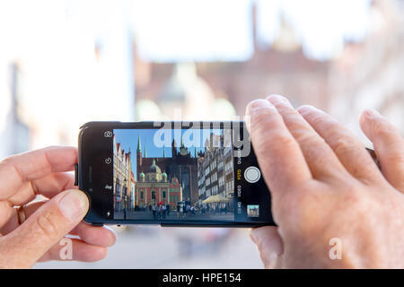 Danzica, vista città con lo smartphone, Gdansk, Pomorskie, voivodato di Pomerania, Polonia Foto Stock