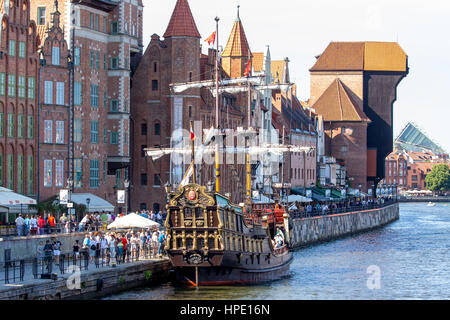 Stary Zuraw, gru porta sul fiume Motława, bacino portuale con cog, Żuraw, Danzica, Gdansk, Pomorskie, voivodato di Pomerania, Polonia Foto Stock