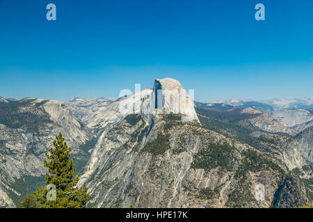 Half Dome è una cupola di granito all'estremità orientale della valle di Yosemite nel Parco Nazionale di Yosemite in California. Si tratta di un ben noto rock formazione nel parco Foto Stock