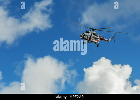 Penisola di Kamchatka, Russia - Agosto 20, 2016: Visite elicottero Mi-8 per i turisti nel cielo nuvoloso Foto Stock