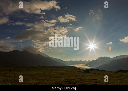 Sunrise nel brookvalley Spokoyny al piede esterno del nord-est della pendenza della caldera del vulcano Gorely. Foto Stock