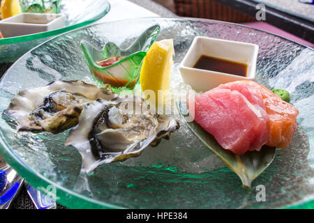 Delizioso sashimi su una piastra - soft focus Foto Stock