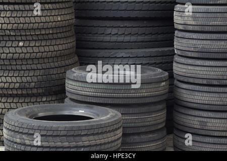 Pila di pneumatici in deposito storage Foto Stock