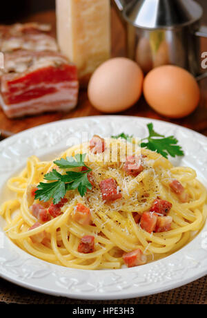 La pasta alla carbonara sul tavolo con ingredienti Foto Stock