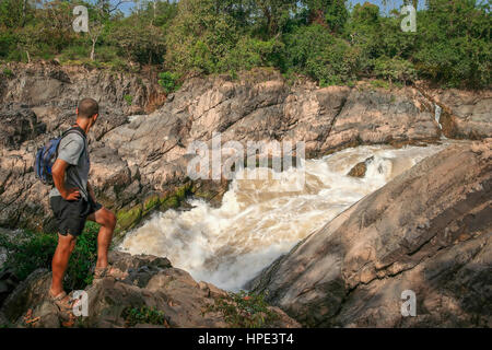 Tourist ammirando potente Don Khon (Khon Phapheng ) cascata sul fiume Mekong, Don Det, Laos Foto Stock