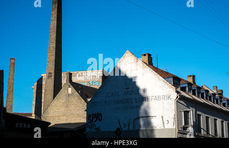 Cielo blu si affaccia su vecchi camini di fabbrica su Enghavevej in Vesterbro di Copenaghen Foto Stock